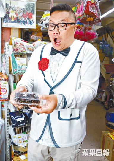 ■胡慧沖精通泰國事,原來是因為一次平價團而對泰國一見鍾情。■胡慧沖在「小泰國」九龍城也很受歡迎。■胡慧沖不時在fb上貼出在泰國吃喝玩樂的照片。■胡慧沖當年在《少年賭神》飾演菲律賓賭神,至今仍有不少網民提起。互聯網圖片 ■胡慧沖精通泰國事,原來是因為一次平價團而對泰國一見鍾情。■胡慧沖在「小泰國」九龍城也很受歡迎。■胡慧沖不時在fb上貼出在泰國吃喝玩樂的照片。■胡慧沖當年在《少年賭神》飾演菲律賓賭神,至今仍有不少網民提起。互聯網圖片
