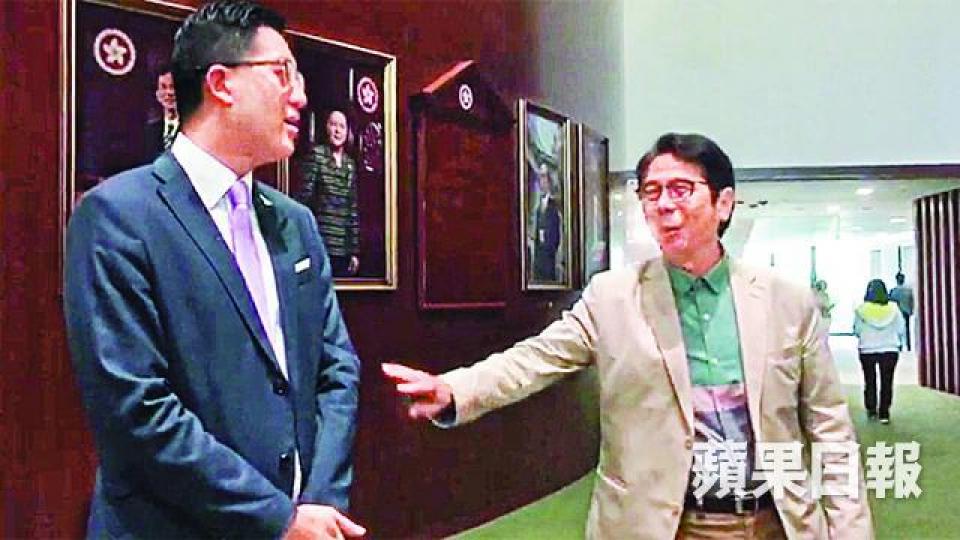 ■林卓廷(左)昨不斷提出點人數,其後與建制派黃國健(右)在走廊爭辯。林俊謙攝■郭榮鏗(中)稱泛民搶先提出修訂,圖阻建制派於立會補選前修改議事規則。 ■林卓廷(左)昨不斷提出點人數,其後與建制派黃國健(右)在走廊爭辯。林俊謙攝■郭榮鏗(中)稱泛民搶先提出修訂,圖阻建制派於立會補選前修改議事規則。