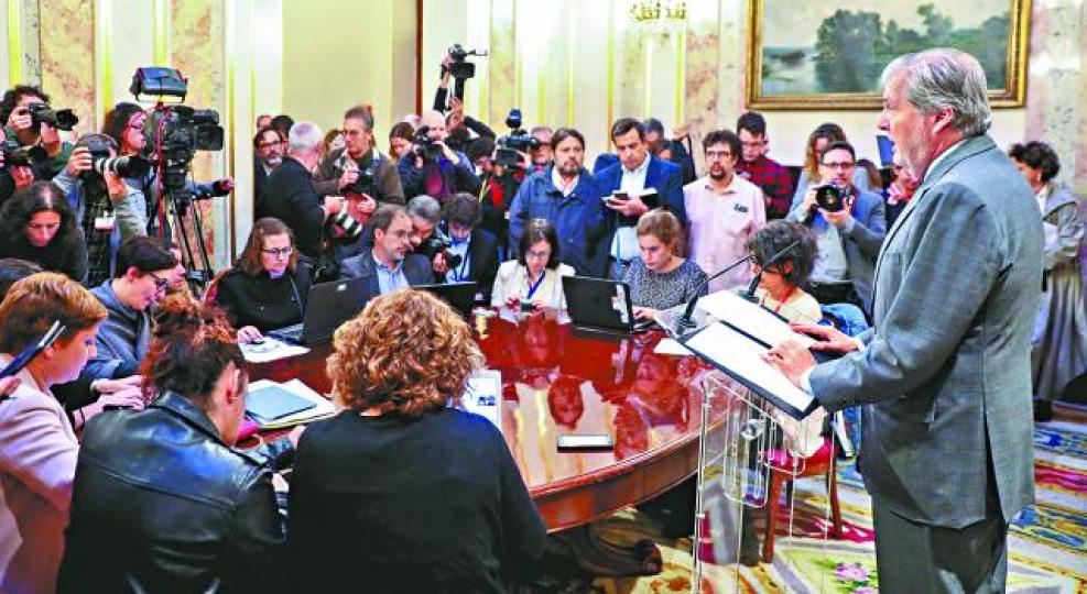 ■自治區政府繼續模稜兩可後,馬德里發言人宣佈將啟動收回自治區權力的程序。路透社
■自治區政府繼續模稜兩可後,馬德里發言人宣佈將啟動收回自治區權力的程序。路透社