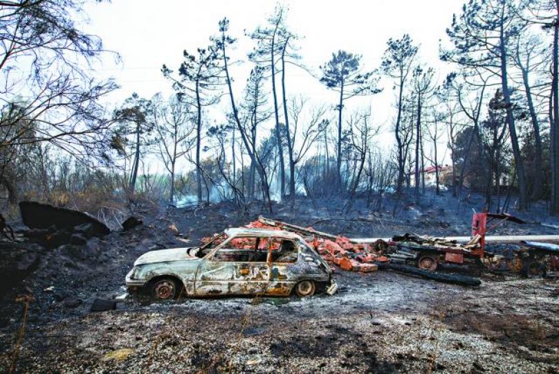 ■西班牙西北部亦發生山火,一輛汽車被燒成廢鐵。
■西班牙西北部亦發生山火,一輛汽車被燒成廢鐵。