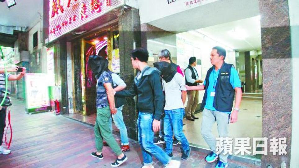 ■兩名疑犯昨被警員押回入住的賓館搜查。
■兩名疑犯昨被警員押回入住的賓館搜查。