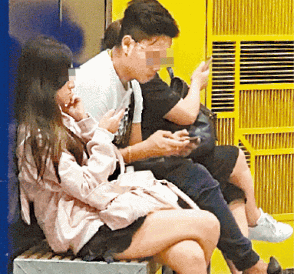 ■「呃錢夫婦」日前被拍下在九龍灣MegaBox商場出沒。讀者提供圖片
■「呃錢夫婦」日前被拍下在九龍灣MegaBox商場出沒。讀者提供圖片