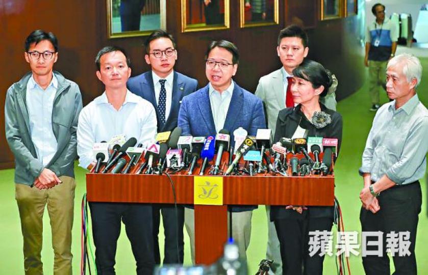 ■莫乃光(中)指流會全因林鄭月娥逼立會討論一地兩檢,將辣招抽起引發。
■莫乃光(中)指流會全因林鄭月娥逼立會討論一地兩檢,將辣招抽起引發。