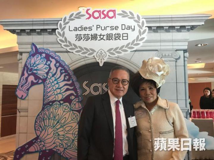 ■郭太(右)呢頂米白色靚帽,係出自愛爾蘭設計師之手。
■郭太(右)呢頂米白色靚帽,係出自愛爾蘭設計師之手。