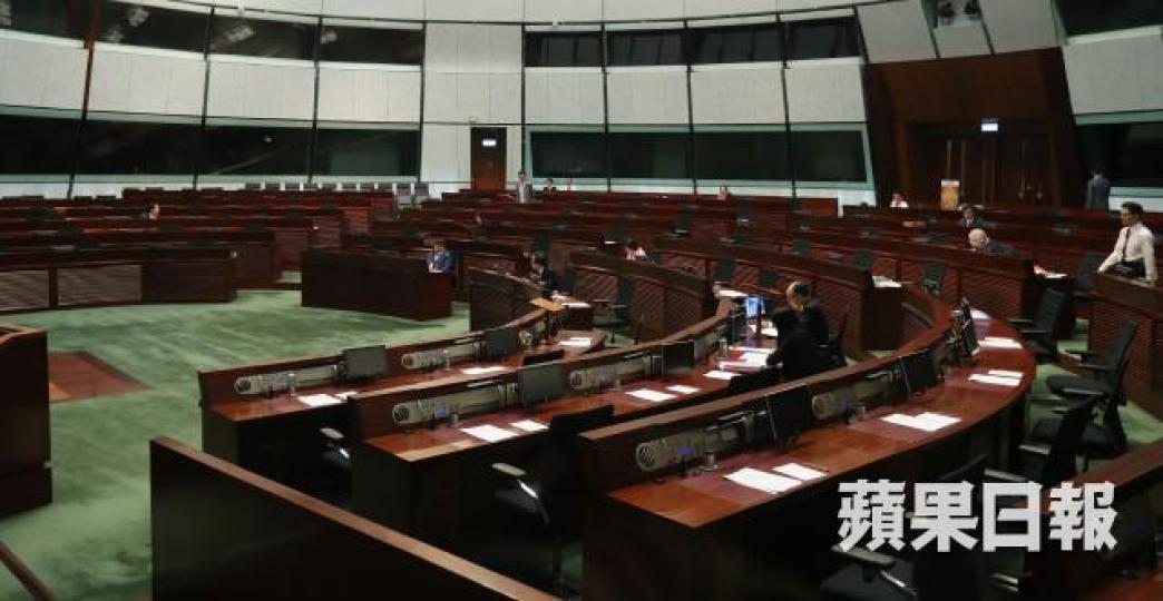 ■立會昨討論抽起辣招的「休會待續」議案,民主派點人數逾10次。謝榮耀攝
■立會昨討論抽起辣招的「休會待續」議案,民主派點人數逾10次。謝榮耀攝