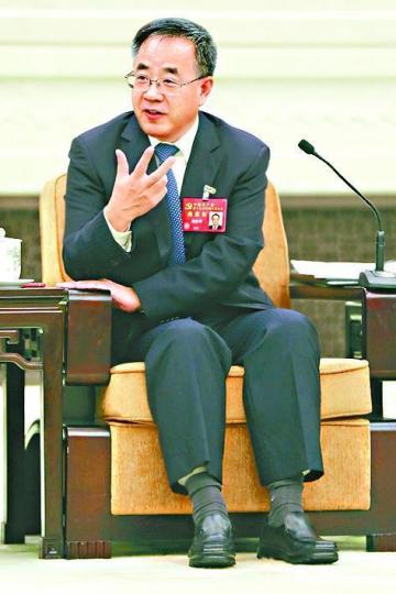 ■胡春華昨開會時被記者發現已穿上秋褲。
■胡春華昨開會時被記者發現已穿上秋褲。