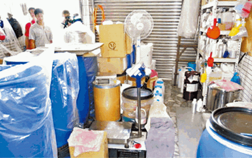 ■「卡氛」被揭由地下工廠違法製造。台灣《蘋果日報》
■「卡氛」被揭由地下工廠違法製造。台灣《蘋果日報》
