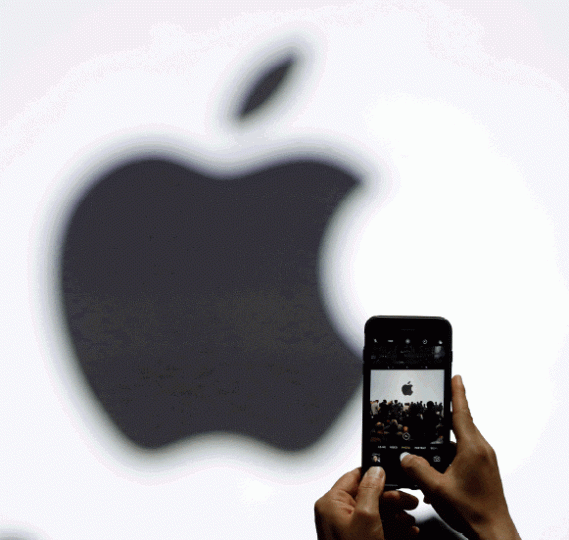 ■有報道指蘋果計劃明年推出兩款不同版本的iPhone X。
■有報道指蘋果計劃明年推出兩款不同版本的iPhone X。