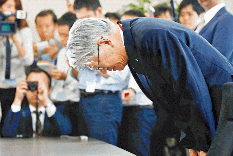 ■神戶製鋼社長早前就造假事件向公眾道歉。路透社
■神戶製鋼社長早前就造假事件向公眾道歉。路透社