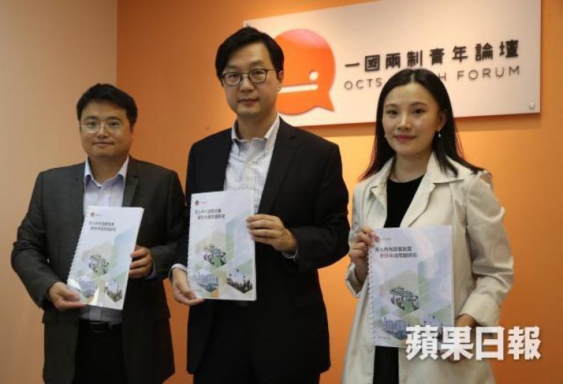 ■何建宗(中)稱正約見政制及內地事務局和教育局討論調查結果。何家達攝
■何建宗(中)稱正約見政制及內地事務局和教育局討論調查結果。何家達攝
