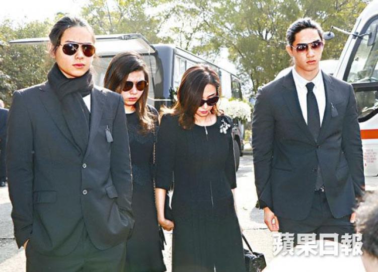 ■吳婉芳早前被拍到偕女兒Helene(左二)、二仔Lynus(右)拜祭亡夫。資料圖片
■吳婉芳早前被拍到偕女兒Helene(左二)、二仔Lynus(右)拜祭亡夫。資料圖片