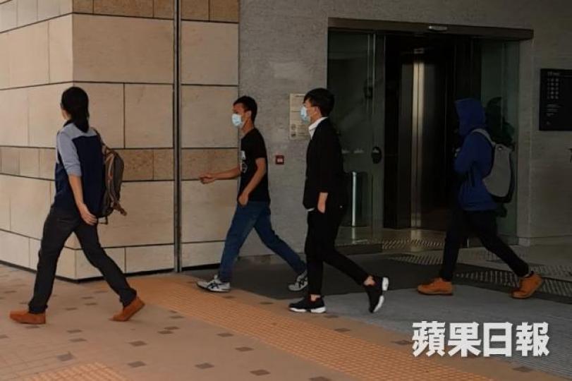 ■被告葉梓豐(左二)、林永旺(右二)及莫嘉濤(右一)聽審後離庭。伍嘉豪攝
■被告葉梓豐(左二)、林永旺(右二)及莫嘉濤(右一)聽審後離庭。伍嘉豪攝