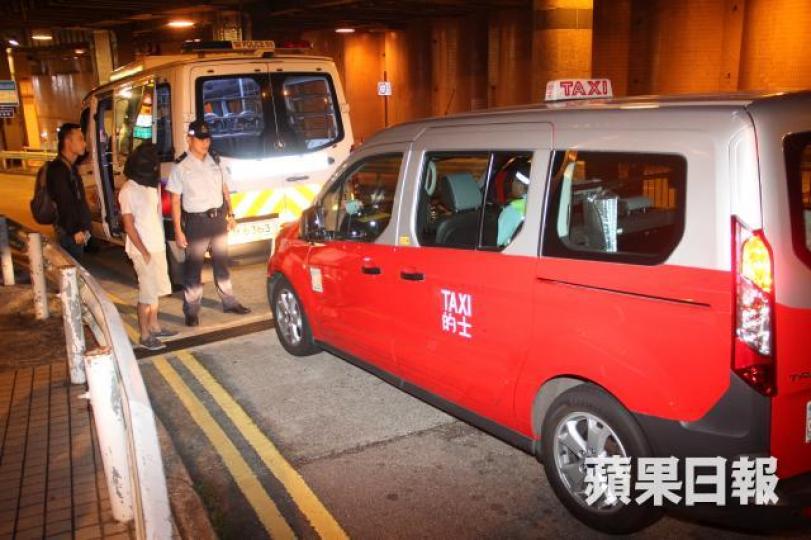 ■警方昨晚放蛇拘捕一名涉嫌濫收車資的士司機。
■警方昨晚放蛇拘捕一名涉嫌濫收車資的士司機。