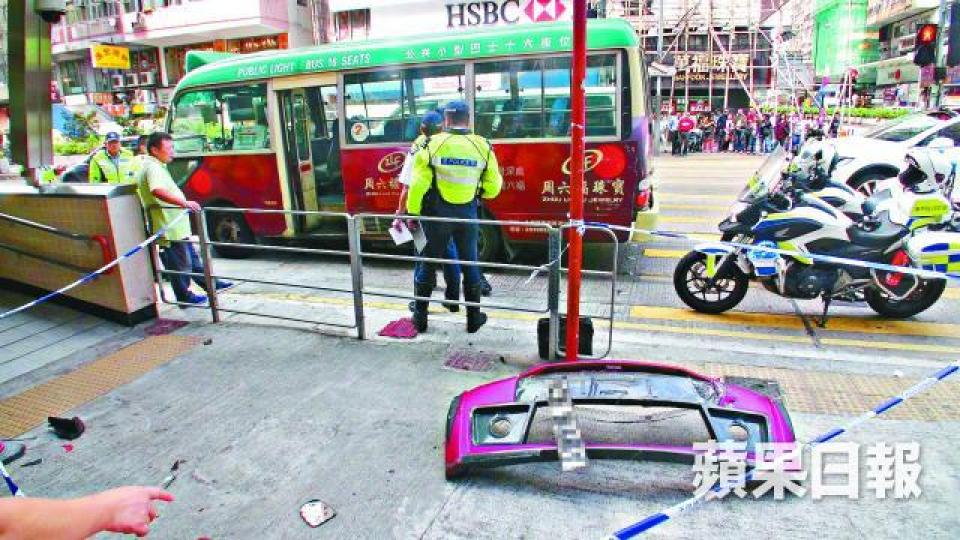 ■肇事私家車與小巴相撞,泵把甩脫,警員在場調查。
■肇事私家車與小巴相撞,泵把甩脫,警員在場調查。
