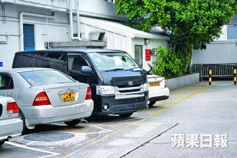 ■警方尋回被劫的黑色客貨車。
■警方尋回被劫的黑色客貨車。