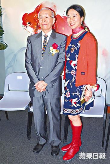 ■鄭文雅佩服畫畫老師黃文達願意捐出150幅作品。
■鄭文雅佩服畫畫老師黃文達願意捐出150幅作品。