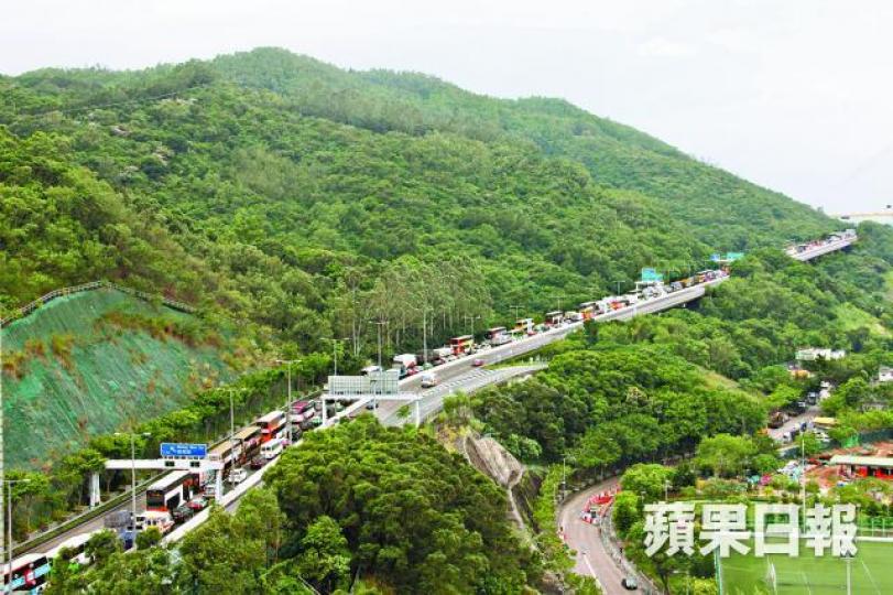 ■上周日颱風卡努襲港,青嶼幹線附近大塞車。
■上周日颱風卡努襲港,青嶼幹線附近大塞車。