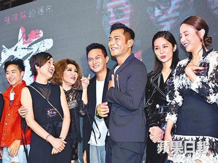■古仔(右三)前晚勁讚Chilam(右四)靚仔。
■古仔(右三)前晚勁讚Chilam(右四)靚仔。