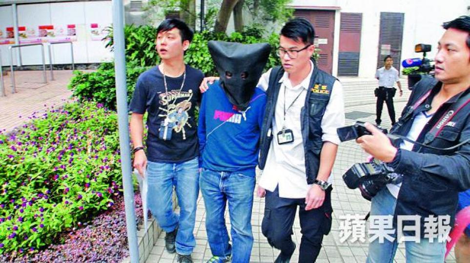 ■警方撿走一叠以英語書寫的收據等證物。
■警方撿走一叠以英語書寫的收據等證物。