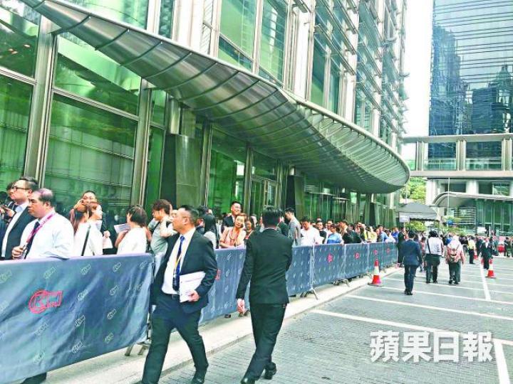 ■位於中環長江中心的My Central售樓處,昨日有逾千人排隊。
■位於中環長江中心的My Central售樓處,昨日有逾千人排隊。