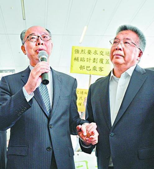 ■有巴士團體昨在立會外向陳帆(左)示威,陳緊握示威者的手。
■有巴士團體昨在立會外向陳帆(左)示威,陳緊握示威者的手。