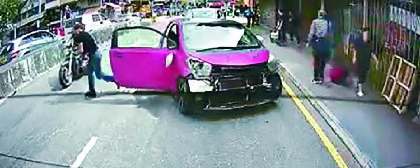 ■駕駛iQ私家車的Cap帽男橫衝直撞後,駛至果欄外停車,其間見警員追趕,即棄車逃去無蹤。目擊者車cam截圖
■駕駛iQ私家車的Cap帽男橫衝直撞後,駛至果欄外停車,其間見警員追趕,即棄車逃去無蹤。目擊者車cam截圖