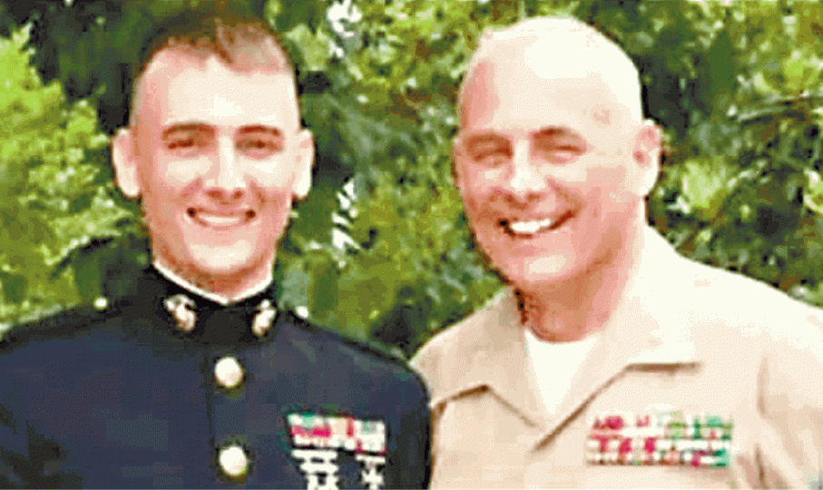 ■凱利與陣亡的兒子羅伯茨(左)都有從軍。
■凱利與陣亡的兒子羅伯茨(左)都有從軍。