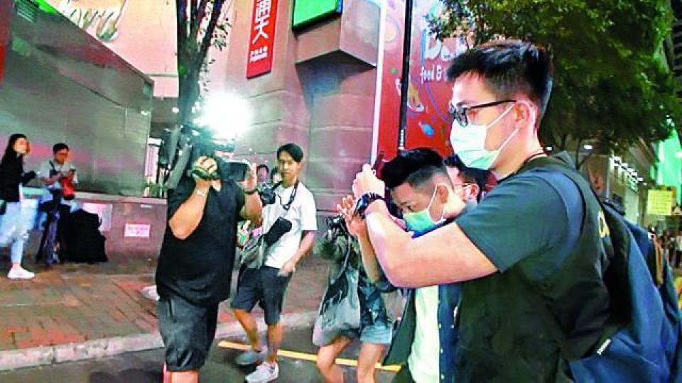 ■涉案男子昨被警方拘捕。
■涉案男子昨被警方拘捕。