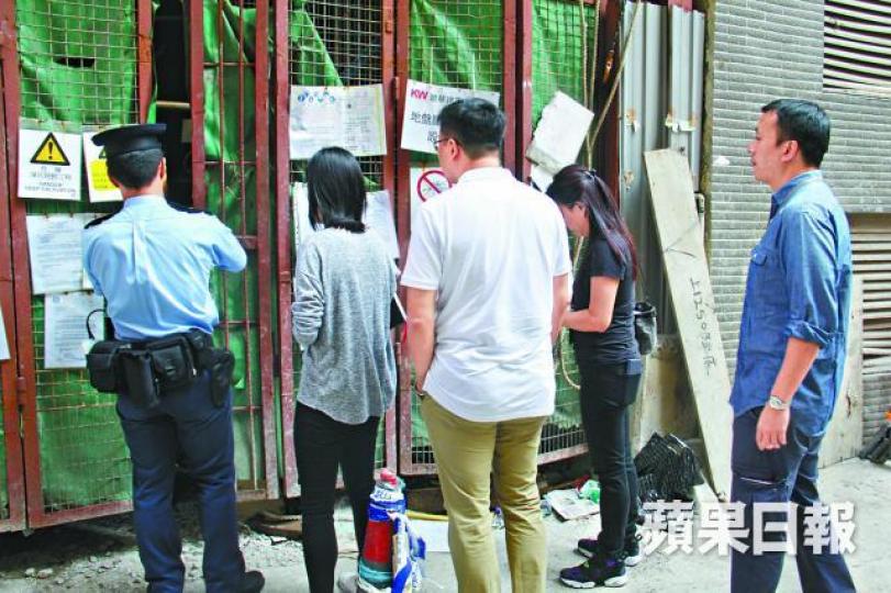 ■中區重案組探員到地盤調查。 ■中區重案組探員到地盤調查。