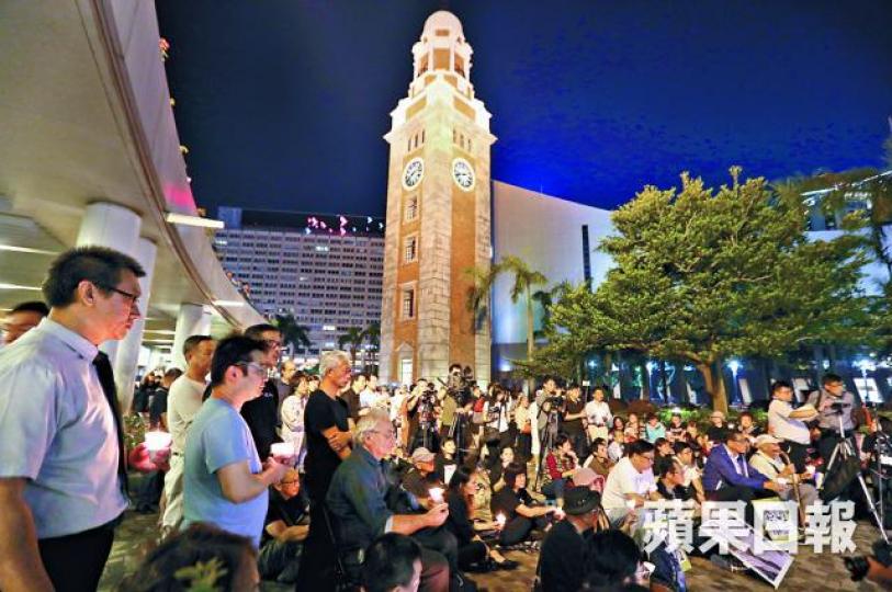 ■支聯會昨在尖沙嘴辦劉曉波百日祭追思會,約200人手持白蠟燭悼念。李家皓攝■悼念現場放有劉曉波及其妻子劉霞的畫像。 ■支聯會昨在尖沙嘴辦劉曉波百日祭追思會,約200人手持白蠟燭悼念。李家皓攝■悼念現場放有劉曉波及其妻子劉霞的畫像。