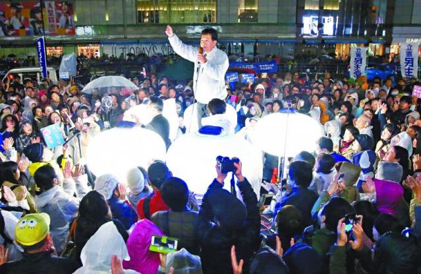 ■立憲民主黨黨魁枝野幸男昨日在新宿站附近拉票。路透社
■立憲民主黨黨魁枝野幸男昨日在新宿站附近拉票。路透社