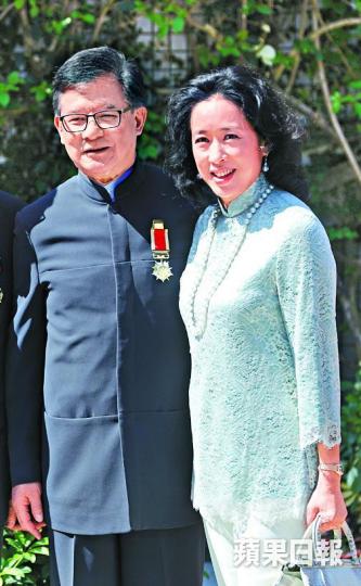 ■羅康瑞及其妻子朱玲玲昨出席禮賓府花園舉行的酒會。 ■羅康瑞及其妻子朱玲玲昨出席禮賓府花園舉行的酒會。