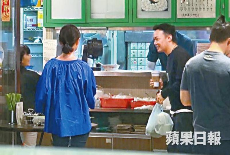 【吹神上身】■Eason(右)日前在粉麵舖開餐後再買外賣,其間和店員狂吹水。【一口三用】Eason可以邊食邊傾電話,再與經理人吹水。【買走兩袋】■Eason拿着兩大袋外賣,與經理人甘菁菁離開。■Eason在《短》劇中介入蔡思韵的婚姻。■導演陳志發指《短暫的婚姻》反應超出預期。資料圖片 【吹神上身】■Eason(右)日前在粉麵舖開餐後再買外賣,其間和店員狂吹水。【一口三用】Eason可以邊食邊傾電話,再與經理人吹水。【買走兩袋】■Eason拿着兩大袋外賣,與經理人甘菁菁離開。■Eason在《短》劇中介入蔡思韵的婚姻。■導演陳志發指《短暫的婚姻》反應超出預期。資料圖片