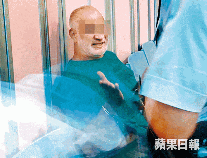 ■涉推人落路軌的巴漢被送院檢查,其間情緒激動。 ■涉推人落路軌的巴漢被送院檢查,其間情緒激動。