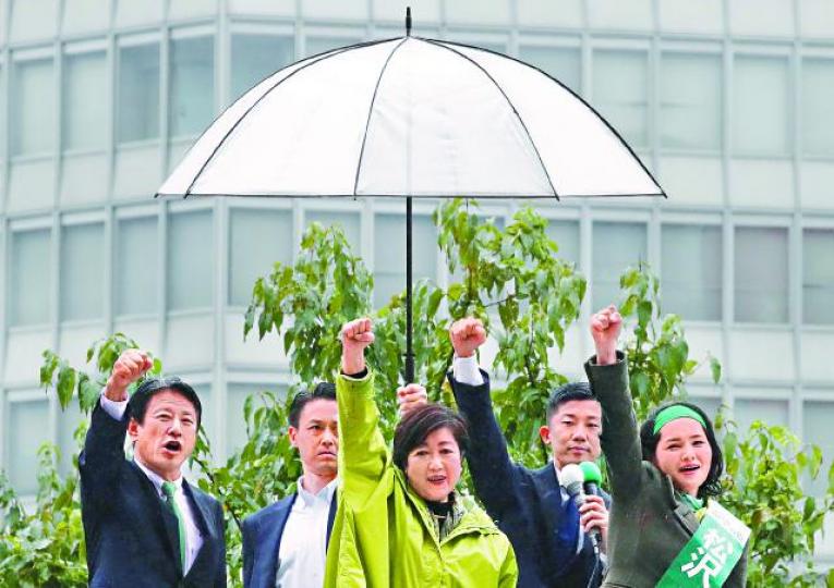 ■小池百合子(中)昨日與黨友在東京街頭拉票。路透社 ■小池百合子(中)昨日與黨友在東京街頭拉票。路透社