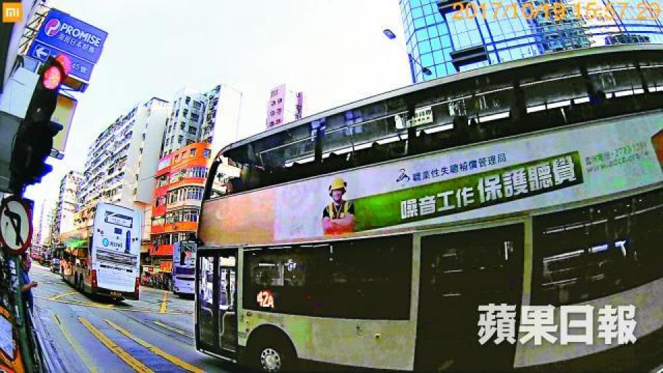■記者現場所見,有巴士在意外位置懷疑衝燈尾失敗,停在行人過路線。 ■記者現場所見,有巴士在意外位置懷疑衝燈尾失敗,停在行人過路線。