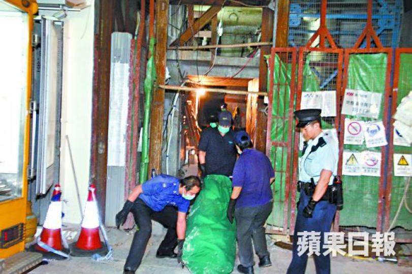 ■仵工將死者屍體由涉事地盤運往殮房。黎志偉攝死者林國盛■警方撿走工具及衣服等證物。 ■仵工將死者屍體由涉事地盤運往殮房。黎志偉攝死者林國盛■警方撿走工具及衣服等證物。