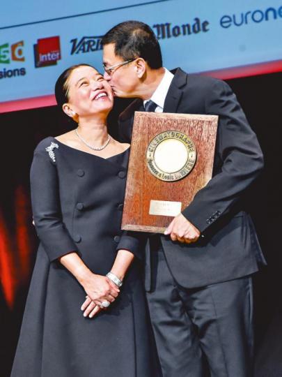 ■王家衛邀太太上台一同接受法國女星Isabelle Adjani頒獎。
■王家衛邀太太上台一同接受法國女星Isabelle Adjani頒獎。