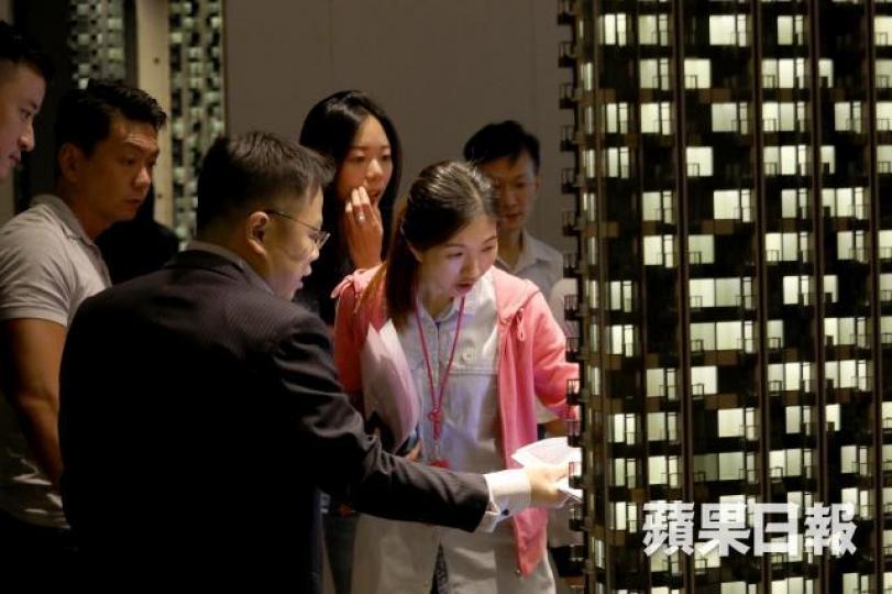 ■恒地鰂魚涌單幢盤君豪峰昨首度開放示範單位。
■恒地鰂魚涌單幢盤君豪峰昨首度開放示範單位。