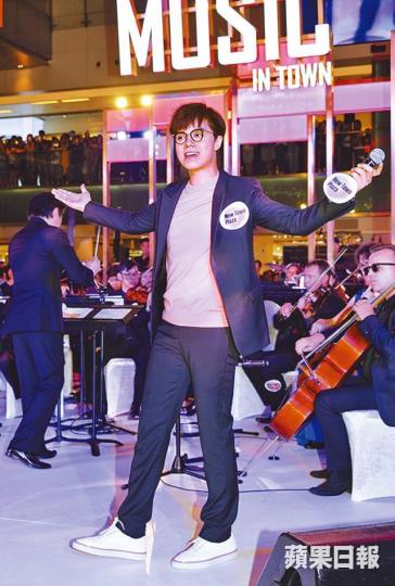 ■張敬軒昨日與香港城市室樂團合作,在商場開音樂會。 ■張敬軒昨日與香港城市室樂團合作,在商場開音樂會。
