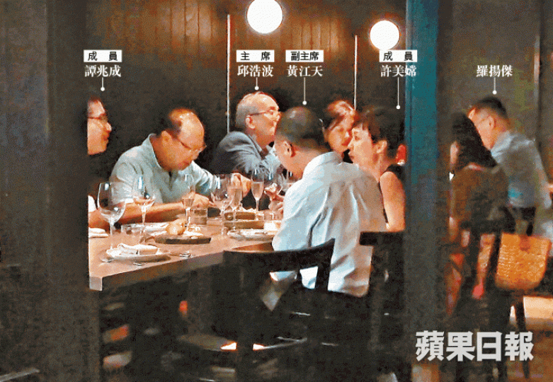 ■羅揚傑於妻子持有的餐廳Rhoda獲續發酒牌後,在該餐廳設飯局招待酒牌局成員。王子俊攝■電芯大王兒子、酒牌局成員羅揚傑(左圖)當日飯局後離開Rhoda(右圖)時拒回應事件。 ■羅揚傑於妻子持有的餐廳Rhoda獲續發酒牌後,在該餐廳設飯局招待酒牌局成員。王子俊攝■電芯大王兒子、酒牌局成員羅揚傑(左圖)當日飯局後離開Rhoda(右圖)時拒回應事件。