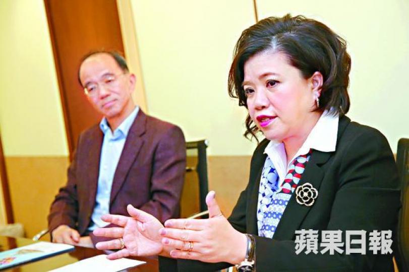 ■馮秀炎(右)表示,香港商場一定大變;旁為陳振光。朱家駿攝 ■馮秀炎(右)表示,香港商場一定大變;旁為陳振光。朱家駿攝