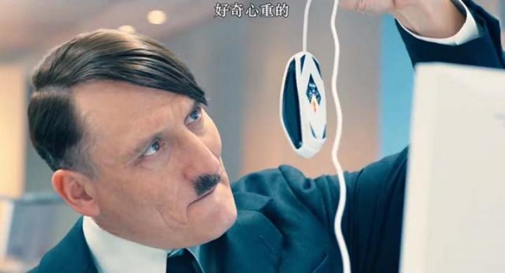 ■《希特勒回來了!》用上了穿越,令希特勒「回到未來」。 互聯網圖片 ■《希特勒回來了!》用上了穿越,令希特勒「回到未來」。 互聯網圖片