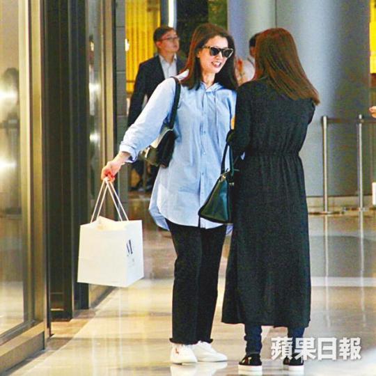 【遇靚靚】■王君馨商場撞見袁詠儀(左)時,即上前問好。
【遇靚靚】■王君馨商場撞見袁詠儀(左)時,即上前問好。
