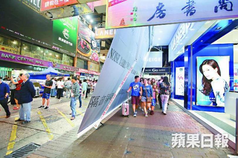 ■LANEIGE在店外設巨型隔音屏幕,分隔行人路及原為車路的行人專用區。馬泉崇攝■昨日有不少大媽在地舖外擺檔聞歌起舞。■有附近店舖員工到LANEIGE門外拍照偷師。 ■LANEIGE在店外設巨型隔音屏幕,分隔行人路及原為車路的行人專用區。馬泉崇攝■昨日有不少大媽在地舖外擺檔聞歌起舞。■有附近店舖員工到LANEIGE門外拍照偷師。
