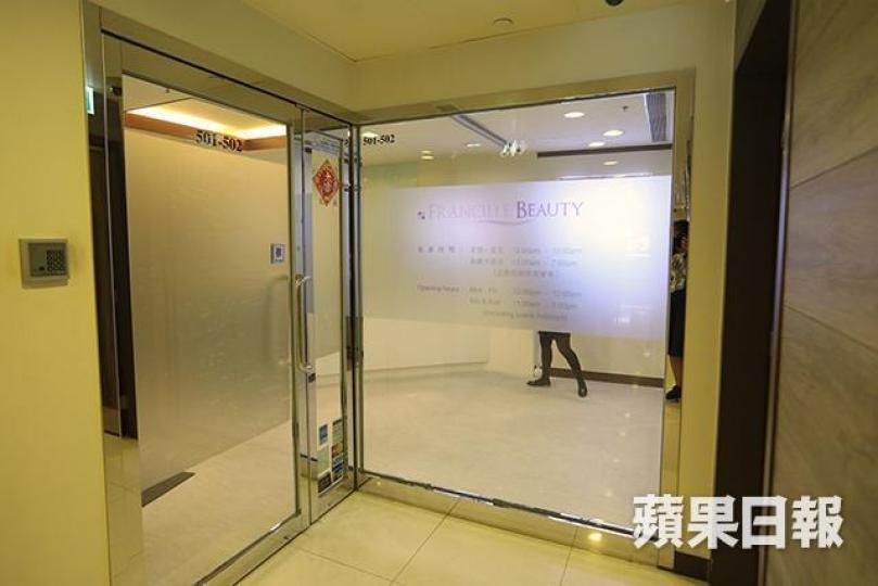 ■有年輕男事主於Francille Beauty簽下5.7萬元療程,惟銀行拒絕取消交易。王心義攝 ■有年輕男事主於Francille Beauty簽下5.7萬元療程,惟銀行拒絕取消交易。王心義攝