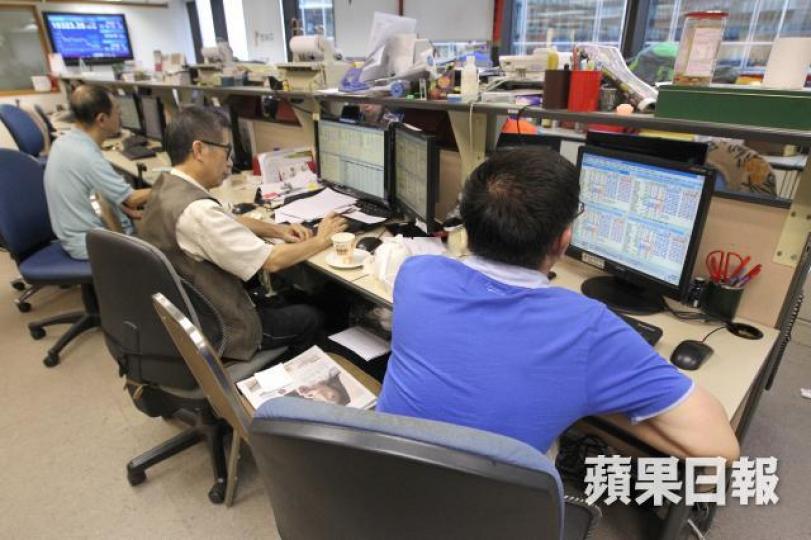 ■小股民喜愛用牛熊證作為「小刀鋸大樹」的工具,但切記只宜小注,不可賭身家。資料圖片 ■小股民喜愛用牛熊證作為「小刀鋸大樹」的工具,但切記只宜小注,不可賭身家。資料圖片