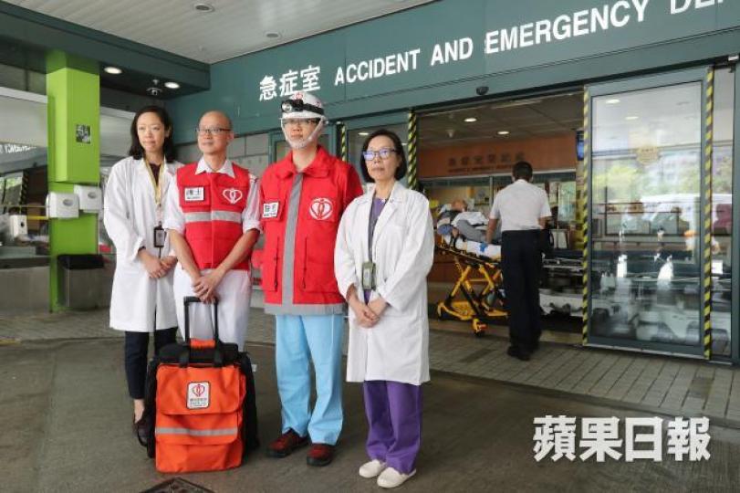 ■深水埗奪命車禍當晚,明愛醫院派出醫療隊趕赴現場,鄧嘉源(右二)是其中一員。急症科資深護師蔡志明(左二)、臨床心理科主管曹韻芝(左一)及醫務社會工作部部門經理孫熙屏(右一)則分別在院內協調人手,以及為傷者和死傷者家屬提供心理支援。謝榮耀攝 ■深水埗奪命車禍當晚,明愛醫院派出醫療隊趕赴現場,鄧嘉源(右二)是其中一員。急症科資深護師蔡志明(左二)、臨床心理科主管曹韻芝(左一)及醫務社會工作部部門經理孫熙屏(右一)則分別在院內協調人手,以及為傷者和死傷者家屬提供心理支援。謝榮耀攝