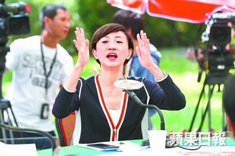 ■陳淑莊呼籲未清楚一地兩檢的市民出席集會。謝榮耀攝
■陳淑莊呼籲未清楚一地兩檢的市民出席集會。謝榮耀攝