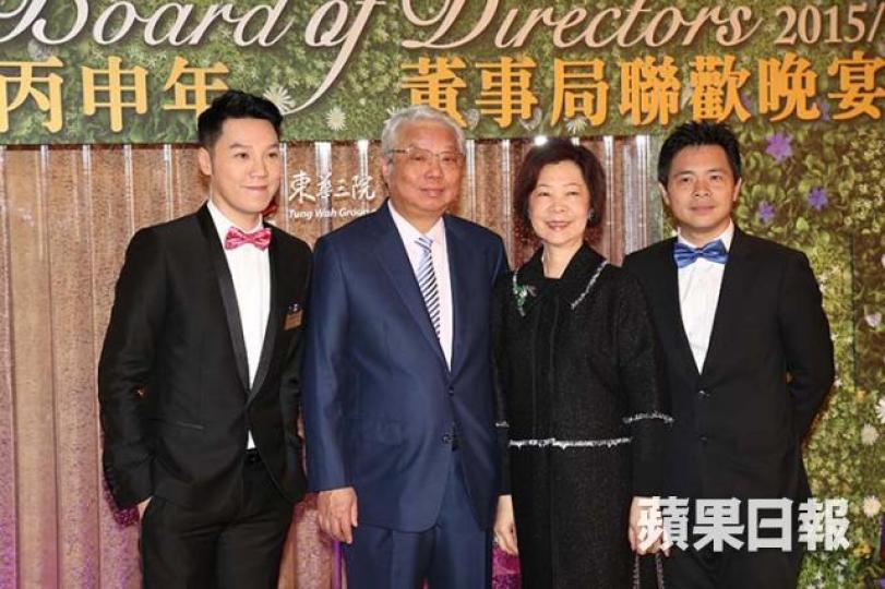 ■王忠桐(左二)話仔仔王賢誌(左一)鍾意做自己嘢,無意接棒王氏港建。 資料圖片 ■王忠桐(左二)話仔仔王賢誌(左一)鍾意做自己嘢,無意接棒王氏港建。 資料圖片